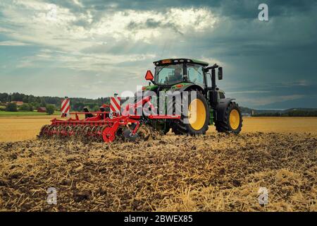 SALO, FINLANDE - le 18 août 2017 : agriculteurs travaillent avec tracteur John Deere 6155R et 3Horsch Terrano FX sur Puontin Peltopaivat cultivateur agricole 2017 Banque D'Images