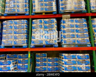 Santa Barbara, Californie, États-Unis. 31 mai 2020. Enfin, de grands papiers de toilette et des caisses d'eau embouteillée bordent les murs de Costco à Goleta, Californie, près de deux mois après la pandémie Covid-19, ce qui a poussé les Américains à aller en bordure de palpage. Crédit : Amy Katz/ZUMA Wire/Alay Live News Banque D'Images