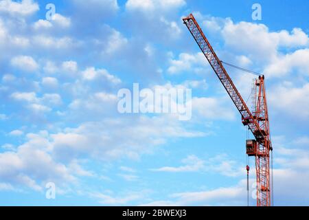 Thème industriel. Grue de construction jaune contre ciel bleu Banque D'Images