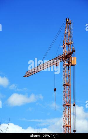 Thème industriel. Grue de construction jaune contre ciel bleu Banque D'Images