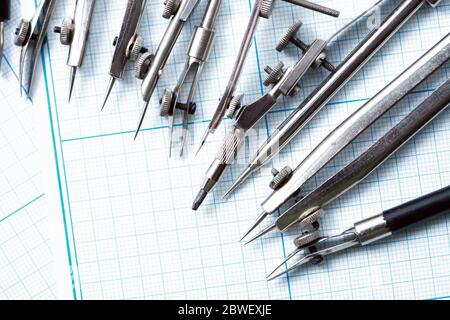 Jeu d'anciens outils de dessin sur fond avec papier millimétré Banque D'Images