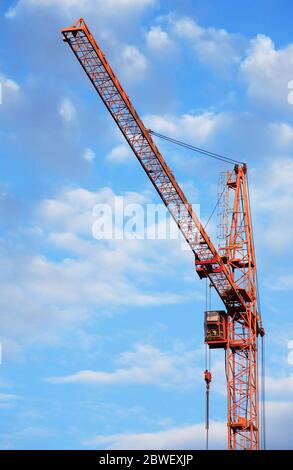 Thème industriel. Grue de construction jaune contre ciel bleu Banque D'Images