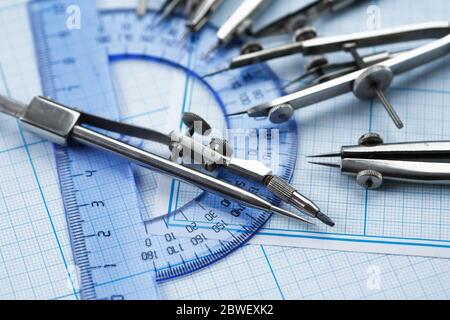Jeu d'anciens outils de dessin sur fond avec papier millimétré Banque D'Images