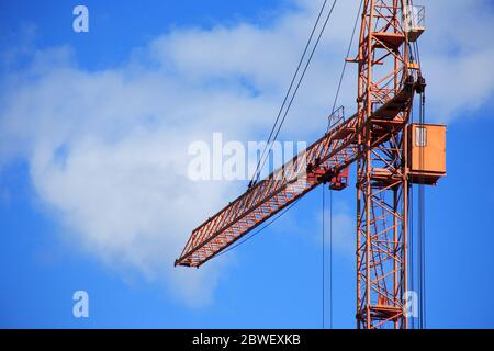 Thème industriel. Grue de construction jaune contre ciel bleu Banque D'Images