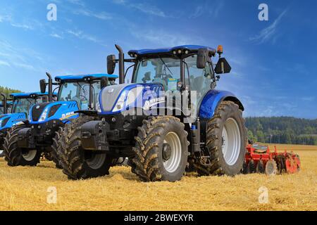 SALO, FINLANDE - le 18 août 2017 : New Holland T7.220 et 190 tracteurs agricoles de niveau 4B sur chaume domaine sur Puontin Peltopaivat 2017 ha agricoles Banque D'Images