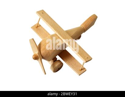 Petit avion en bois isolé sur fond blanc avec chemin de coupure Banque D'Images