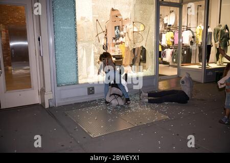 New York, États-Unis. 31 mai 2020. Un démonstrateur saisit un mannequin d'une vitrine à New York, aux États-Unis, le 31 mai 2020. Crédit: Michael Nagle/Xinhua/Alay Live News Banque D'Images