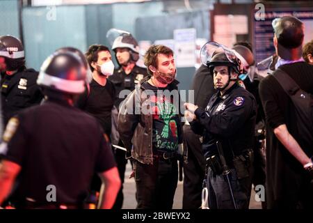 New York, États-Unis. 31 mai 2020. Plusieurs manifestants sont arrêtés par la police lors d'une manifestation contre la brutalité de la police à Manhattan, New York, États-Unis, le 31 mai 2020. Crédit : Wang Ying/Xinhua/Alay Live News Banque D'Images