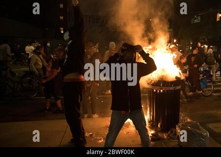 New York, États-Unis. 31 mai 2020. Des manifestants protestent contre la mort de George Floyd à New York, aux États-Unis, le 31 mai 2020. Crédit: Michael Nagle/Xinhua/Alay Live News Banque D'Images