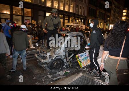 (200601) -- NEW YORK, le 1er juin 2020 (Xinhua) -- des manifestants protestent contre la mort de George Floyd à New York, aux États-Unis, le 31 mai 2020. (Photo de Michael Nagle/Xinhua) Banque D'Images