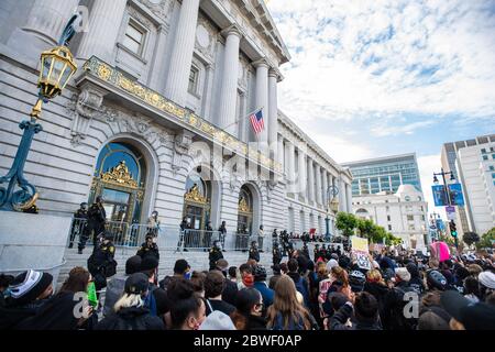 San Francisco, Californie 31 mai 2020. Vues de l'atmosphère lors d'une manifestation à l'hôtel de ville de San Francisco, Californie, le 31 mai 2020, lors de la manifestation après la mort de George Floyd. Crédit : Chris Tuite/espace d'image/Punch média/Alamy Live News Banque D'Images