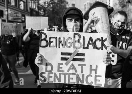 San Francisco, Californie 31 mai 2020. Les manifestants marchent vers l'hôtel de ville de San Francisco, Californie, le 31 mai 2020, lors de la manifestation après la mort de George Floyd. Crédit : Chris Tuite/espace d'image/Punch média/Alamy Live News Banque D'Images