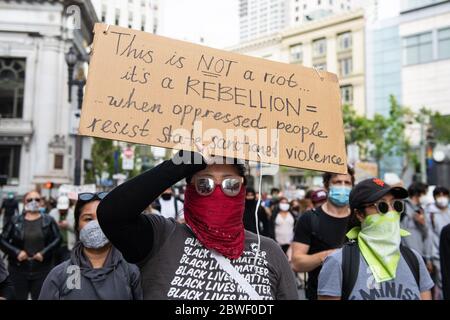 San Francisco, Californie 31 mai 2020. Les manifestants marchaient vers l'hôtel de ville de San Francisco, Californie, le 31 mai 2020, lors de la manifestation après la mort de George Floyd. Crédit : Chris Tuite/espace d'image/Punch média/Alamy Live News Banque D'Images