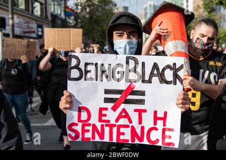 San Francisco, Californie 31 mai 2020. Les manifestants marchent vers l'hôtel de ville de San Francisco, Californie, le 31 mai 2020, lors de la manifestation après la mort de George Floyd. Crédit : Chris Tuite/espace d'image/Punch média/Alamy Live News Banque D'Images