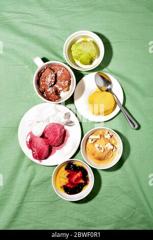 Bols de divers sorbet sans sucre vegan glace de crème sur fond vert vue du dessus.concept de dessert sain Banque D'Images