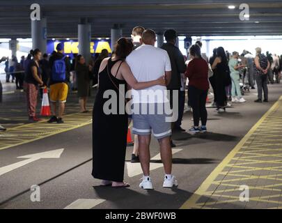 Les clients font la queue au magasin IKEA Tottenham d'Edmonton, dans le nord de Londres, alors qu'il rouvre au public suite à l'introduction de mesures visant à mettre l'Angleterre hors de son isolement. Banque D'Images