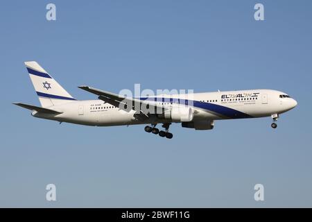 El Al Israel Airlines Boeing 767-300 avec enregistrement 4X-EAM en finale courte pour l'aéroport d'Amsterdam Schiphol. Banque D'Images