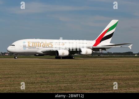 Emirates Airbus A380 avec enregistrement A6-EDV roulant sur le taxi V de l'aéroport d'Amsterdam Schiphol. Banque D'Images
