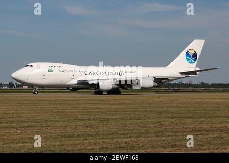 Saudi Arabian Cargo Boeing 747-200F avec enregistrement EK74799 roulant sur le taxi V de l'aéroport d'Amsterdam Schiphol. Banque D'Images