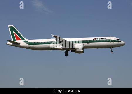 Airbus A321-100 Alitalia italien avec enregistrement I-BIXL en finale courte pour l'aéroport d'Amsterdam Schiphol. Banque D'Images