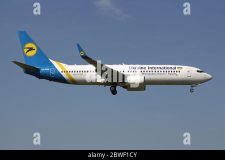 Ukraine International Airlines Boeing 737-800 avec enregistrement UR-PSG en finale courte pour l'aéroport d'Amsterdam Schiphol. Banque D'Images