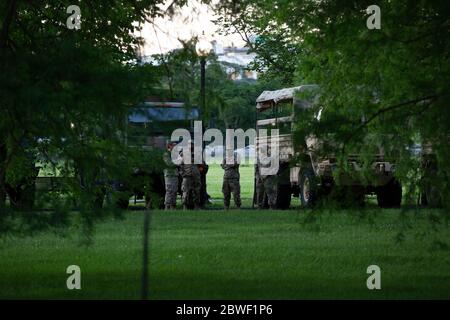 Les membres de la Garde nationale regardent les manifestants se réunissent à l'extérieur de la Maison Blanche à Washington, DC, États-Unis, le dimanche 31 mai 2020, après la mort d'un homme noir non armé aux mains de la police du Minnesota, le 25 mai 2020. Crédit : Stefani Reynolds/CNP/MediaPunch Banque D'Images