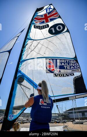 L'athlète de Tokyo 2020 Saskia Tidey rigs et preps son 49er FX pour une session d'entraînement comme membres de l'équipe GB à Weymouth et Portland National Sailing Academy de retour à l'entraînement sur l'eau en paires comme restrictions de verrouillage facilité en Angleterre. Banque D'Images