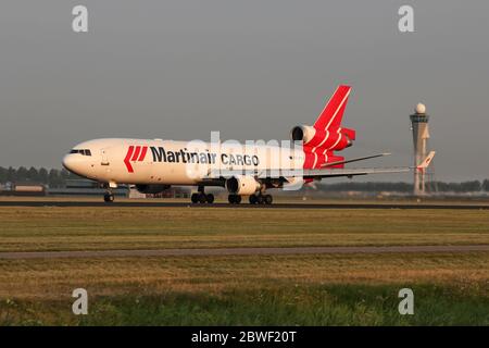 Dutch Martinair Cargo McDonnell Douglas MD-11F avec enregistrement pH-MCY sur le décollage sur la piste 36L (Polderbaan) de l'aéroport d'Amsterdam Schiphol. Banque D'Images