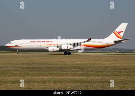 Surinam Airways Airbus A340-300 avec enregistrement PZ-TCP roulant sur le taxi V de l'aéroport d'Amsterdam Schiphol. Banque D'Images