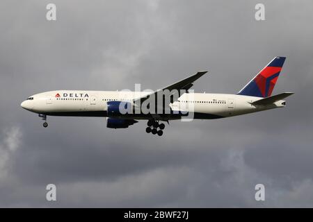 Delta Air Lines Boeing 777-200 avec enregistrement N860DA en finale courte pour l'aéroport d'Amsterdam Schiphol. Banque D'Images