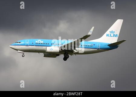 Boeing 737-700 KLM néerlandais avec enregistrement pH-BGE en finale courte pour l'aéroport d'Amsterdam Schiphol. Banque D'Images