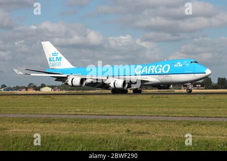 Le Boeing 747-400F de KLM Cargo néerlandais, immatriculé pH-CKD, vient d'atterrir sur la piste 18R (Polderbaan) de l'aéroport d'Amsterdam Schiphol. Banque D'Images