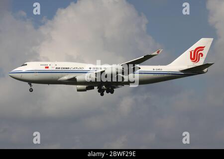 Air China Cargo Boeing 747-400BCF avec enregistrement B-2453 en finale courte pour l'aéroport d'Amsterdam Schiphol. Banque D'Images