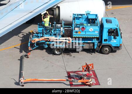 Ravitailleur d'avion KLM Hydrant le Boeing 737 à l'aéroport d'Amsterdam Schiphol. Banque D'Images