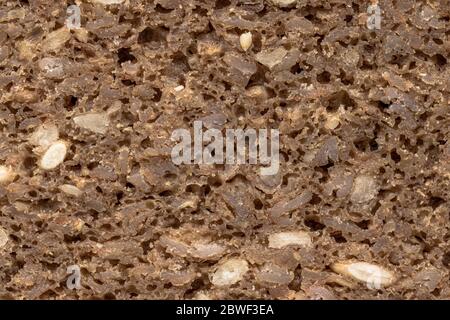 Macro photo de pain de seigle foncé allemand, connu sous le nom de Pumpernickel. Photo libre de droits. Banque D'Images