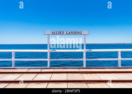 Panneau Allies Landing sur Busselton Jetty avec des voies ferrées et des eaux de l'océan Indien en arrière-plan, Australie occidentale Banque D'Images