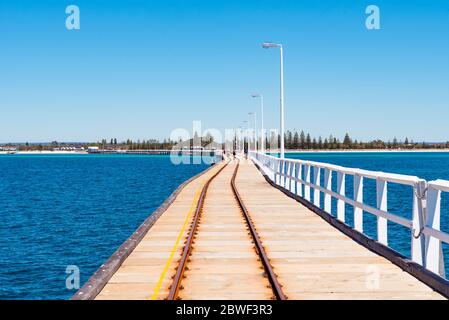 Busselton, 2019 novembre : voies ferrées sur Busselton Jetty, Australie occidentale. Paysage de bord de mer avec eaux de l'océan Indien Banque D'Images