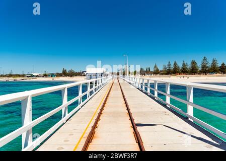 Busselton, 2019 novembre : voies ferrées sur Busselton Jetty, Australie occidentale. Paysage de bord de mer avec eaux de l'océan Indien Banque D'Images