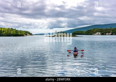 Nouvelle-Écosse, août 2018 : les gens dans un canot naviguant sur le lac, appréciant le voyage. Pagayer un kayak. Paysage pittoresque et tranquille en canoë-kayak au Canada Banque D'Images