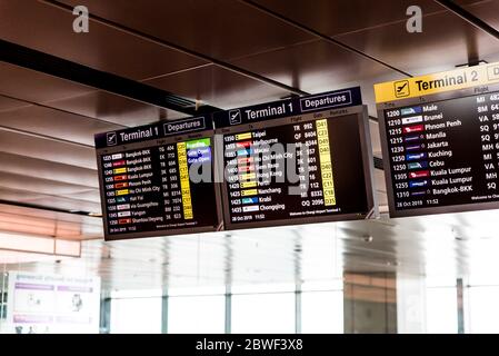 Singapour, novembre 2019 : panneau de départ affichant les informations de vol : heure de bord, numéro de vol, destinations et numéro de porte. Grands écrans à Changi Banque D'Images