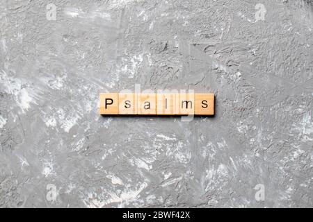 Psaumes mot écrit sur une cale en bois. psaumes texte sur table, concept. Banque D'Images