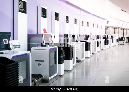 Comptoirs électroniques en libre-service pour la restitution des bagages à l'aéroport international. Machine à enregistrement automatique. Impression des étiquettes de sacs pour les passagers Banque D'Images