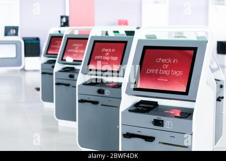 Lecteurs de cartes d'embarquement électroniques en libre-service à l'aéroport international. Machine à enregistrement automatique. Impression des étiquettes de sacs pour les passagers Banque D'Images