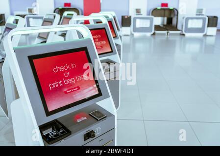 Lecteurs de cartes d'embarquement électroniques en libre-service à l'aéroport international. Machine à enregistrement automatique. Impression des étiquettes de sacs pour les passagers Banque D'Images