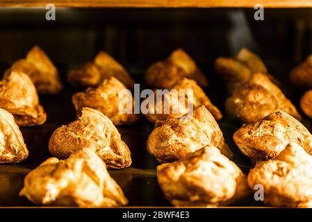 Gros plan sur des feuilletés à la crème maison ou des profiteroles. Plateau de pâtisseries au four Banque D'Images