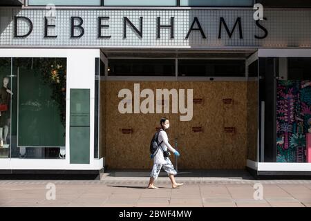 Les piétons continuent de porter des faciemarks le long d'Oxford Street alors que les entreprises se préparent à rouvrir le 15 juin après le confinement du coronavirus, Londres, Royaume-Uni Banque D'Images