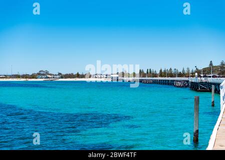 Busselton, 2019 novembre : voies ferrées sur Busselton Jetty, Australie occidentale. Paysage de bord de mer avec eaux de l'océan Indien Banque D'Images