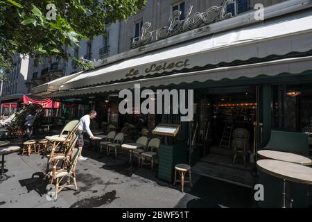 LA BRASSERIE LE SELECT ROUVRE DEMAIN À MONTPARNASSE PARIS Banque D'Images