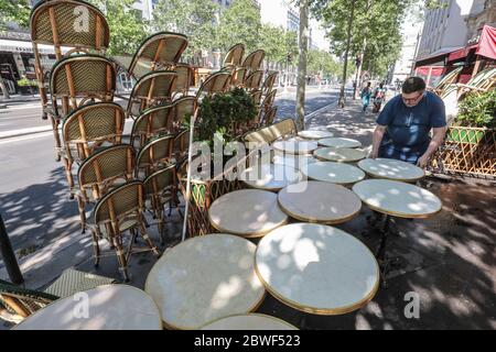 LA BRASSERIE LE SELECT ROUVRE DEMAIN À MONTPARNASSE PARIS Banque D'Images