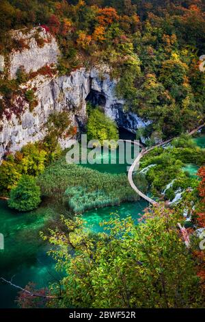 Parc national des lacs de Plitvice paysage en Croatie, vue aérienne sur le lac avec chemin en bois et feuillage d'automne.